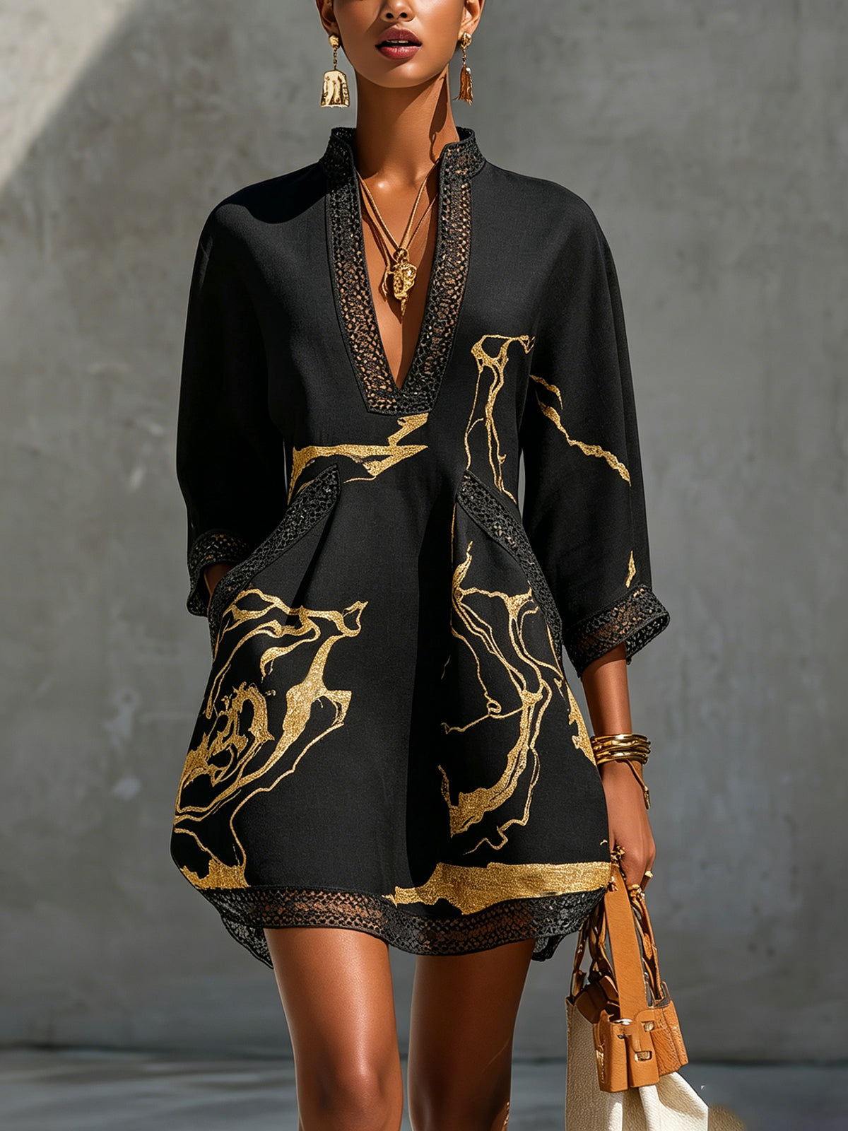 Andrea | Mini-robe noire à imprimé marbre doré et dentelle au crochet